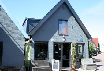 Het Huis van de Wadden has Balcony rooms