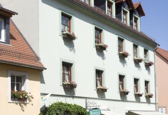 Altstadthotel  allows 18 year olds to book a room