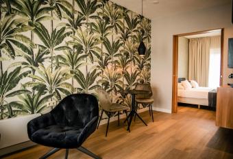 Kasteel De Vanenburg has rooms with a private hot tub