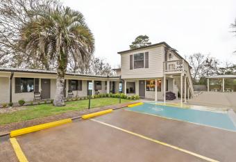 OYO Hotel Sulphur La Hwy 90 West allows 18 year olds to book a room