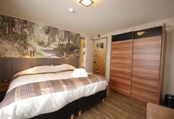 Bij Hen op Ameland has rooms with a private hot tub