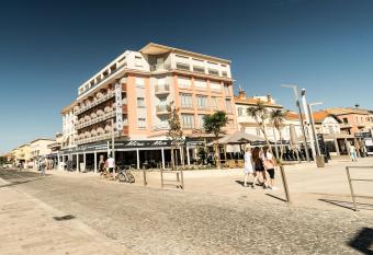 Hotel Mira-Mar allows 18 year olds to book a room