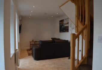 Worship Farm Accommodation has rooms with a private hot tub