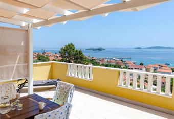 Apartment Jomi has Balcony rooms