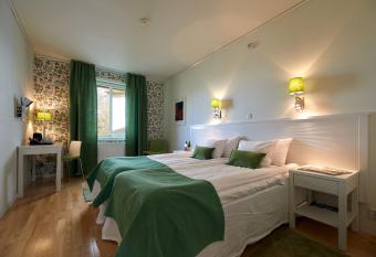 Tofta Herrg  rd allows 18 year olds to book a room