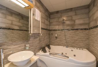 Hotel Port has rooms with a private hot tub