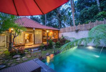 The Forest Villa Ubud has rooms with a private hot tub