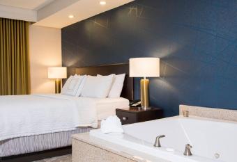 Springhill Suites Midland has rooms with a private hot tub