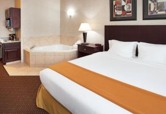 Holiday Inn Express Carrollton, an IHG Hotel has rooms with a private hot tub