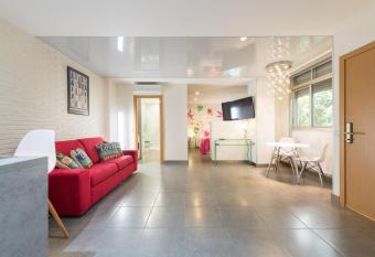 Suites Garden Loft Vel  zquez allows 18 year olds to book a room