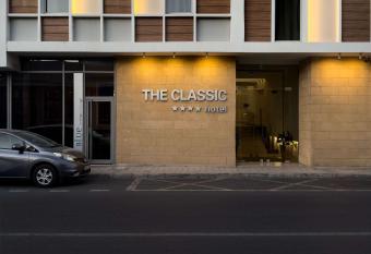 The Classic Hotel has rooms with a private hot tub