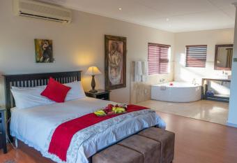 Aloe Manor has rooms with a private hot tub