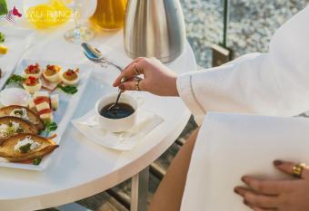 Queen Vali Palace has rooms with a private hot tub