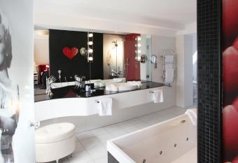 Landhaus Spatzenhof has rooms with a private hot tub