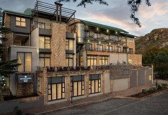 Protea Hotel by Marriott Clarens allows 18 year olds to book a room