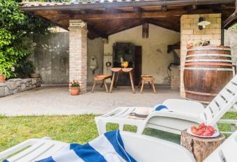 Apartments Su  anj has Balcony rooms