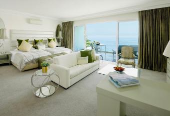 The Clarendon - Bantry Bay has rooms with a private hot tub