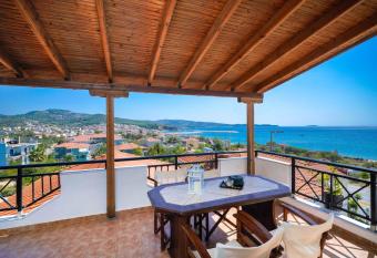 Villa Golden Nest has Balcony rooms