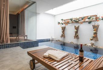 In Night Hotel allows 18 year olds to book a room