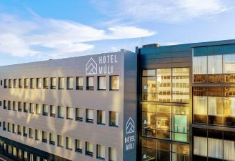 H  tel M  li allows 18 year olds to book a room