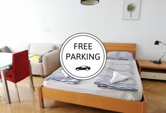 City centre studio with a balcony and free parking has Balcony rooms