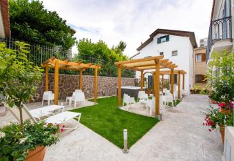 Ravello House has Balcony rooms