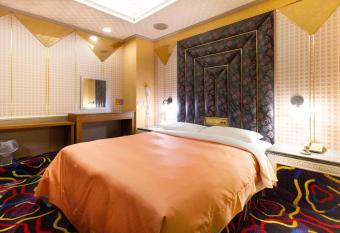 Best Hotel allows 18 year olds to book a room