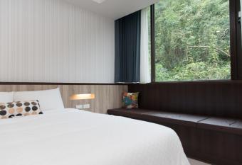 Issmy Hotel Spring Resort has rooms with a private hot tub