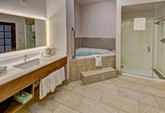 Holiday Inn Express & Suites Corsicana I-45 By IHG has rooms with a private hot tub