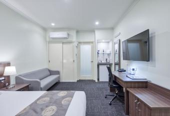 Best Western Melbourne Airport - Free Shuttle allows 18 year olds to book a room