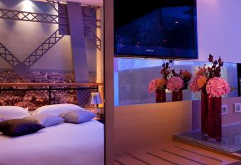 Secret de Paris - Hotel & Spa has rooms with a private hot tub