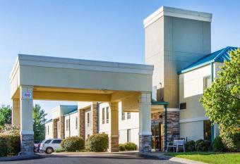 Quality Inn Clarksville - Exit 11 has rooms with a private hot tub