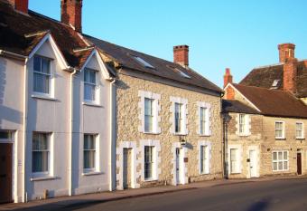 B&B Castleton House allows 18 year olds to book a room