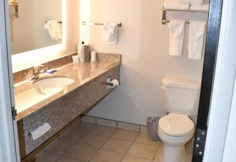 Holiday Inn Express & Suites Evanston By IHG has rooms with a private hot tub
