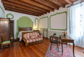 Palazzo Scolari has Balcony rooms