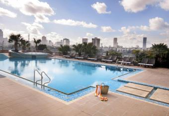 Leonardo City Tower Hotel Tel Aviv has rooms with a private hot tub
