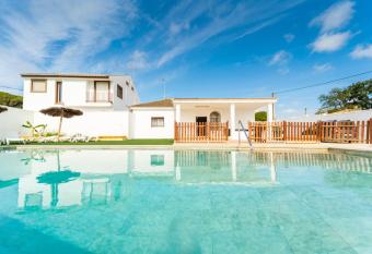 Chalet Privado Rural Barbate allows 18 year olds to book a room