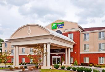 Holiday Inn Express & Suites Dickson By IHG allows 18 year olds to book a room