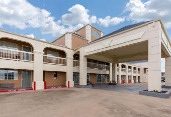 Quality Inn Clute Freeport has Smoking rooms