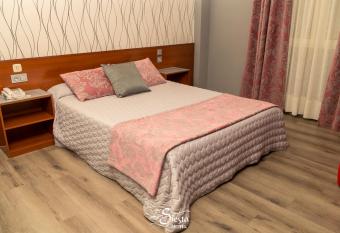 La Siesta has rooms with a private hot tub