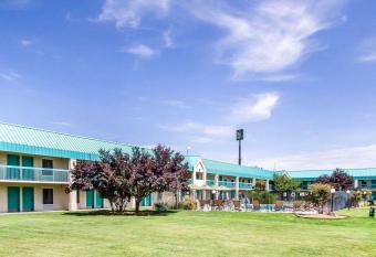 Quality Inn has Smoking rooms