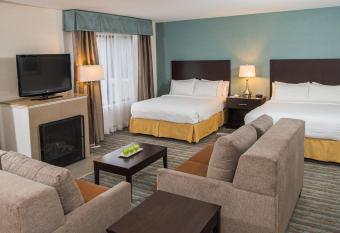 Wyndham Garden Erie has rooms with a private hot tub