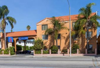 Motel 6 Inglewood. Ca has Smoking rooms