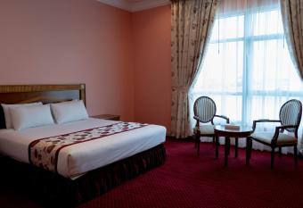 Ewan Hotel Sharjah has rooms with a private hot tub