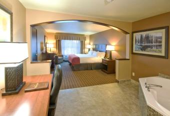 Holiday Inn Express Hotel & Suites McCall-The Hunt Lodge, an IHG Hotel has rooms with a private hot tub