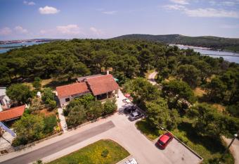 Apartment Raki   Pomer has Smoking/Balcony rooms