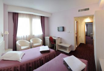 Hotel Nevis Wellness & SPA has rooms with a private hot tub