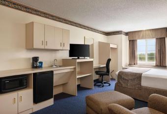 Travelodge by Wyndham Fort Scott has rooms with a private hot tub