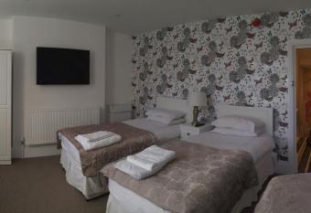 Acacia Villas Guest House allows 18 year olds to book a room