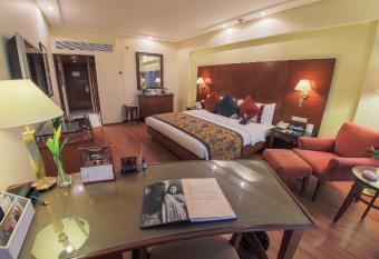 The Lalit Mumbai-Airport has rooms with a private hot tub